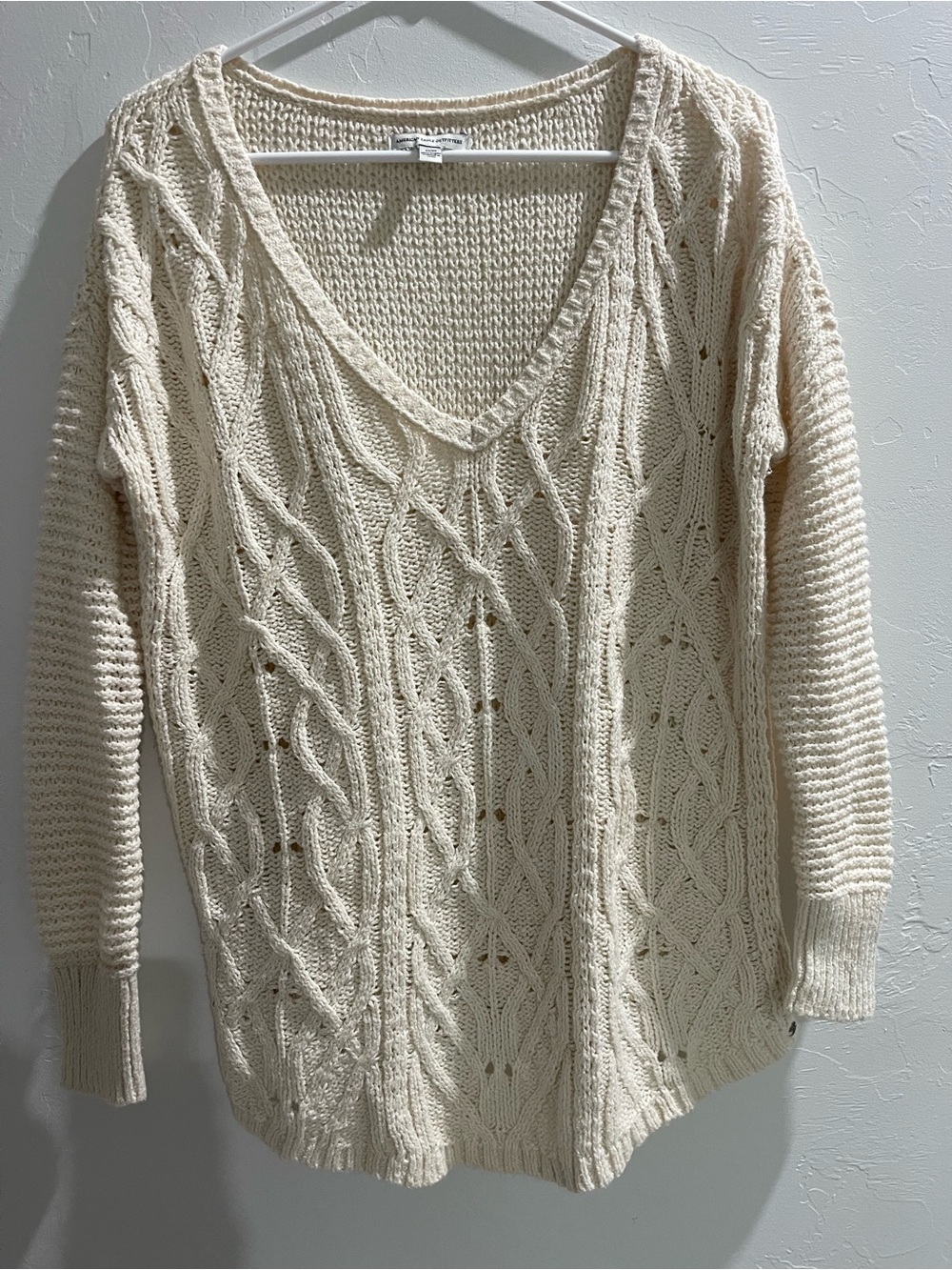 American Eagle Cream Cable Knit V-Neck Sweater Size M